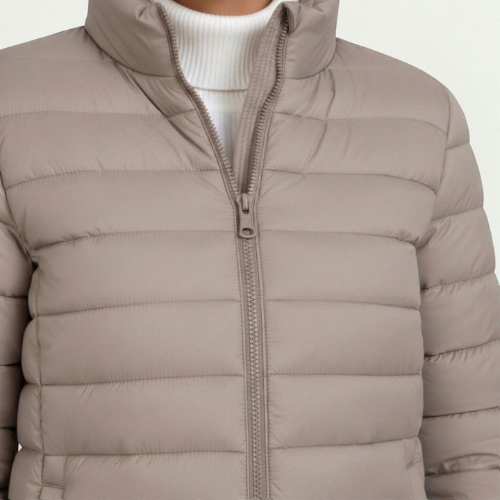 Let quiltet jakke til damer med slim fit og lynlåslukning
