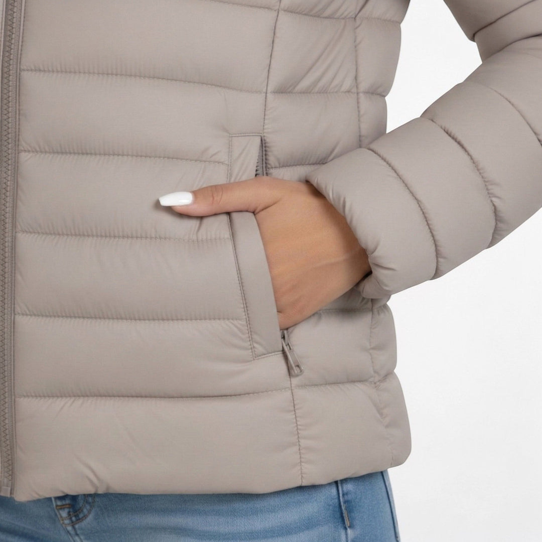 Let quiltet jakke til damer med slim fit og lynlåslukning