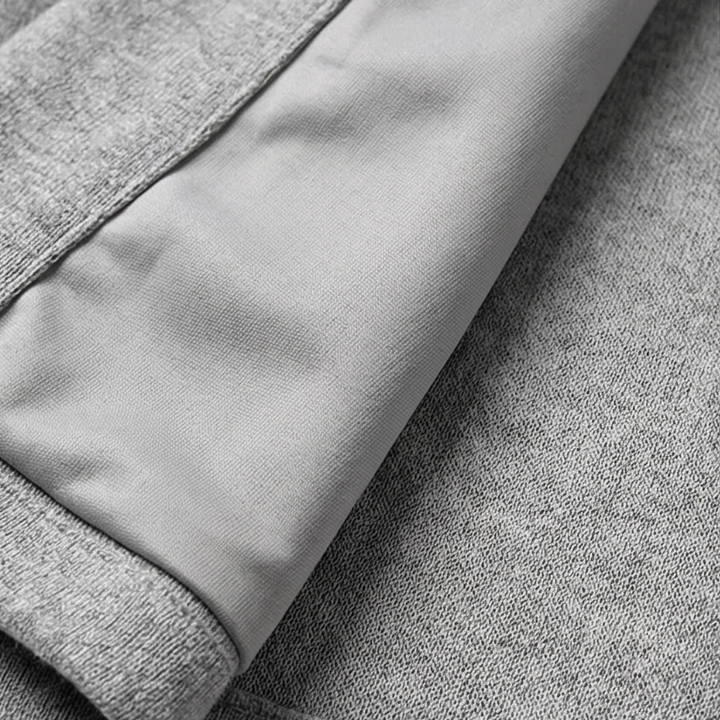 Gebreid damesvest met capuchon en knoopsluiting aan de voorkant