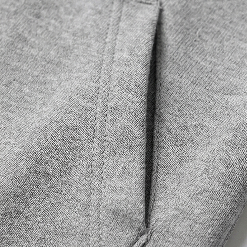 Gebreid damesvest met capuchon en knoopsluiting aan de voorkant
