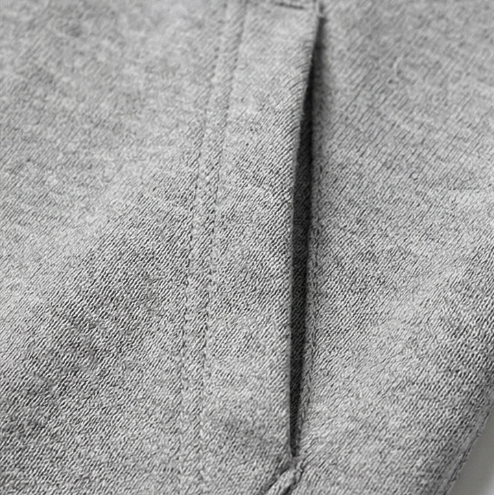 Gebreid damesvest met capuchon en knoopsluiting aan de voorkant