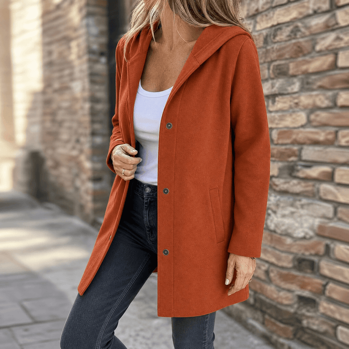 Gebreid damesvest met capuchon en knoopsluiting aan de voorkant