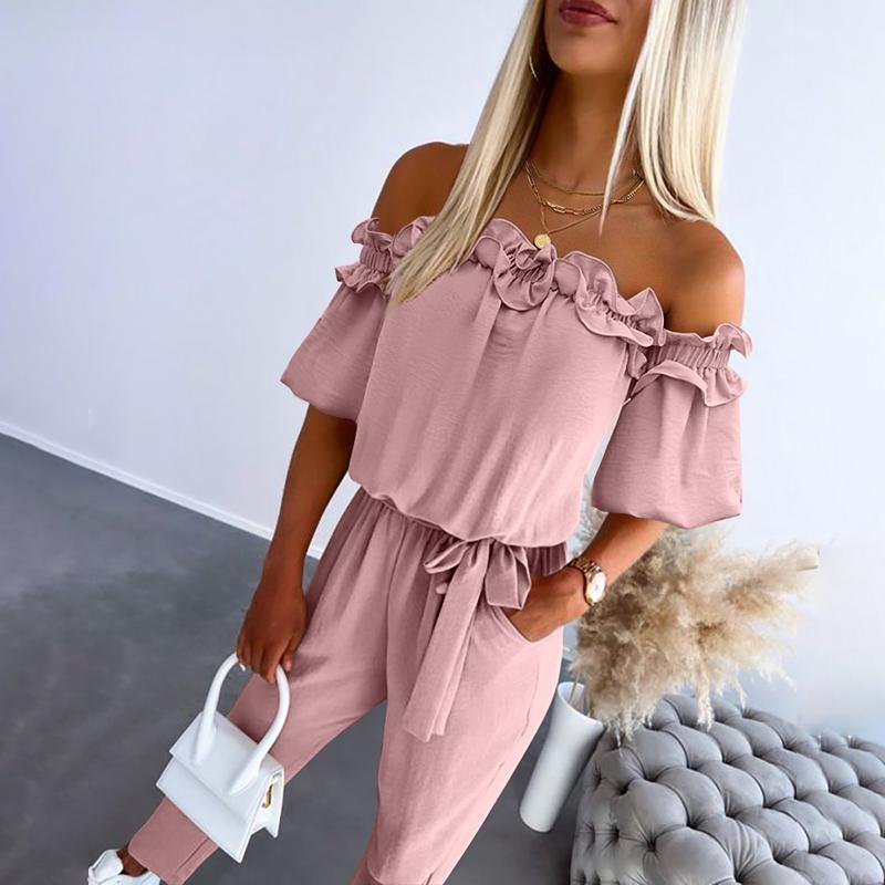 Mono elegante de mujer con hombros descubiertos y cintura ajustable