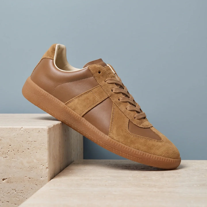 Sneakers i ruskind til herrer med paneler og gummisål