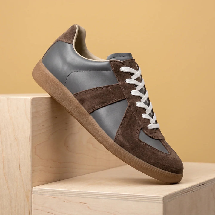 Sneakers i ruskind til herrer med paneler og gummisål