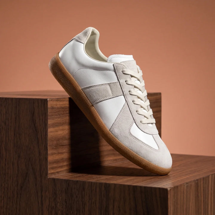 Sneakers i ruskind til herrer med paneler og gummisål