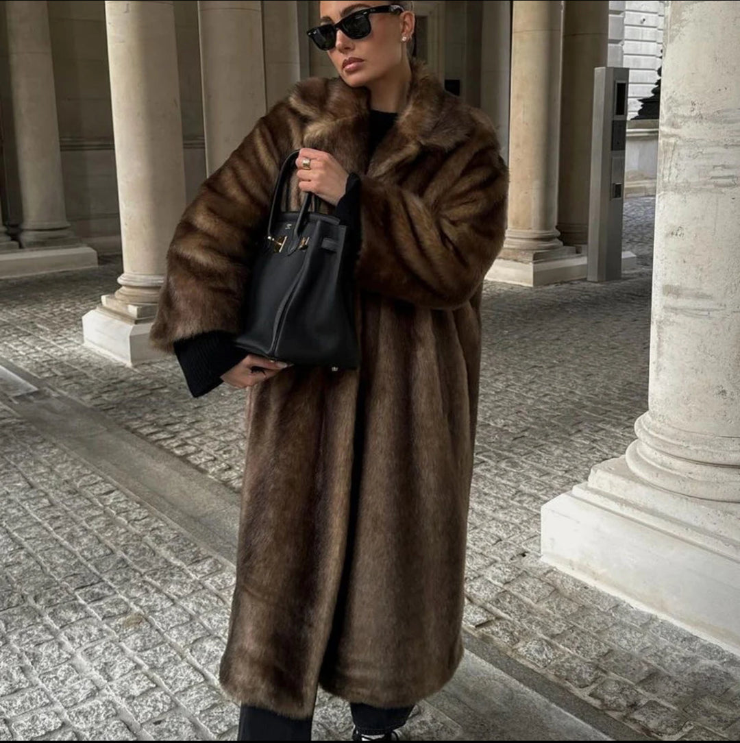 Abrigo largo elegante de invierno para mujer confeccionado con materiales sostenibles