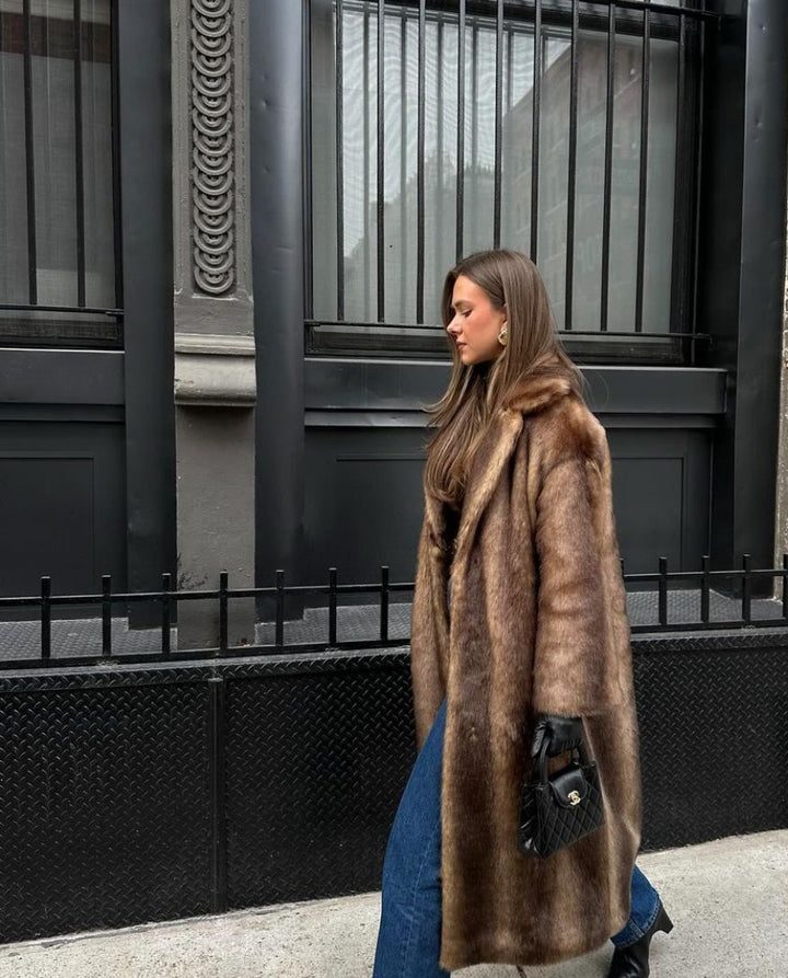 Abrigo largo elegante de invierno para mujer confeccionado con materiales sostenibles
