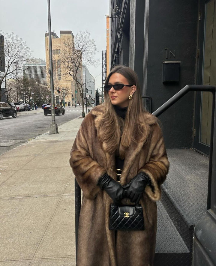 Abrigo largo elegante de invierno para mujer confeccionado con materiales sostenibles