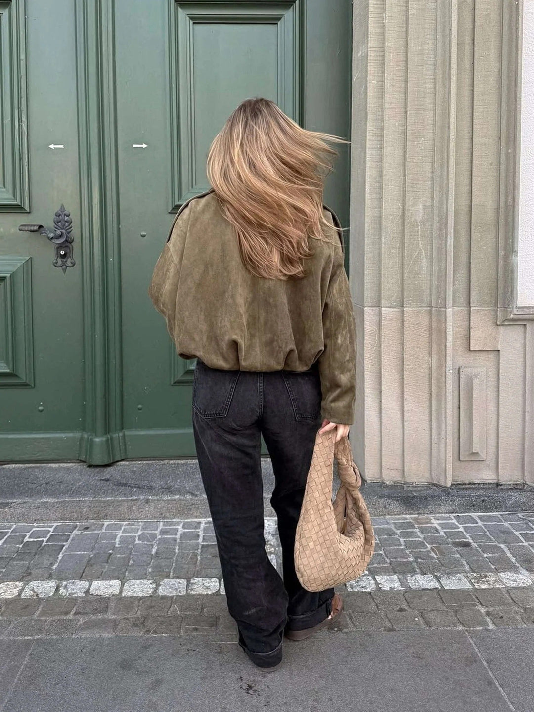 Damejakke i imitert semsket skinn med krage og strukturert design