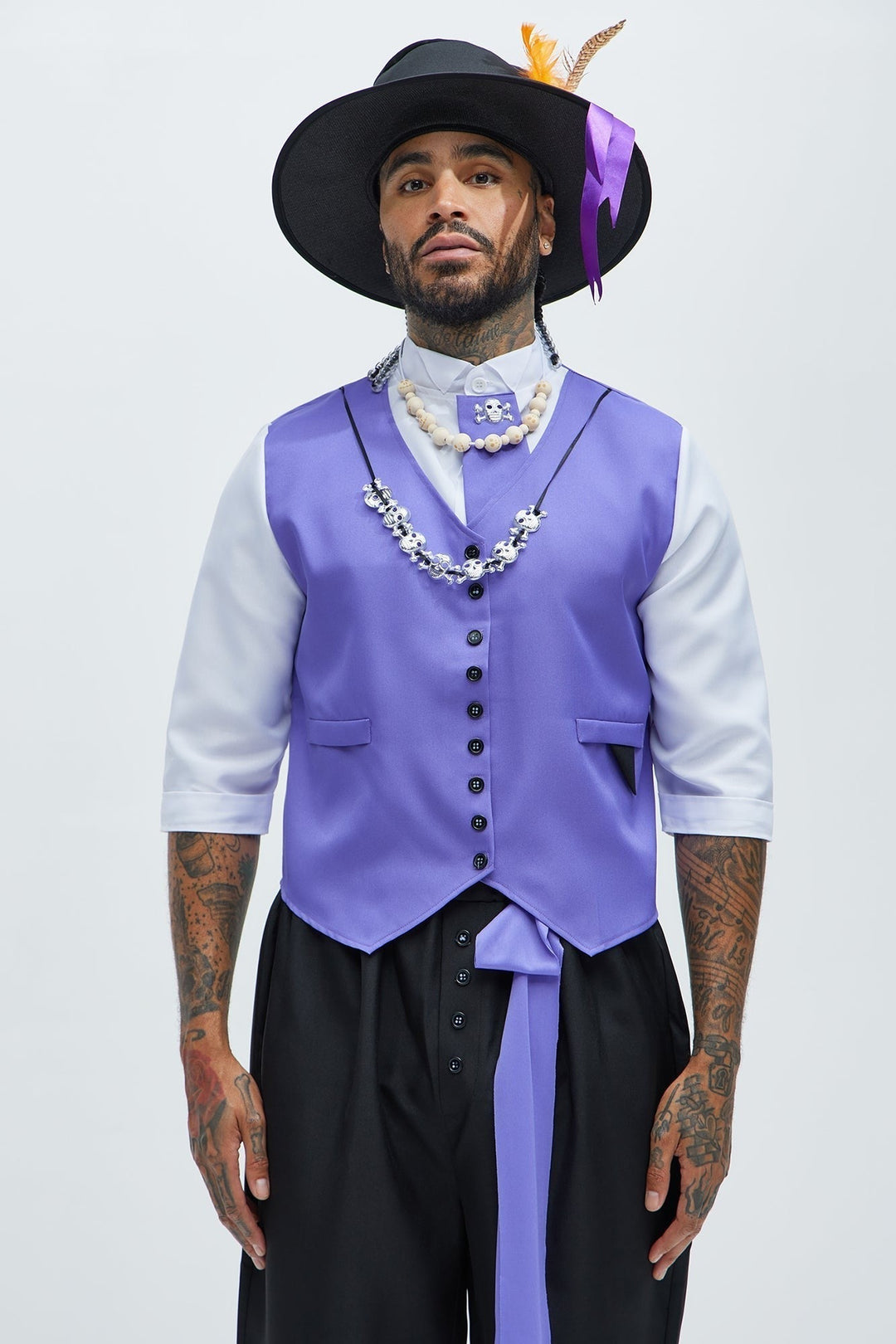 Costume cerimoniale da donna con cappotto in velluto viola e cilindro