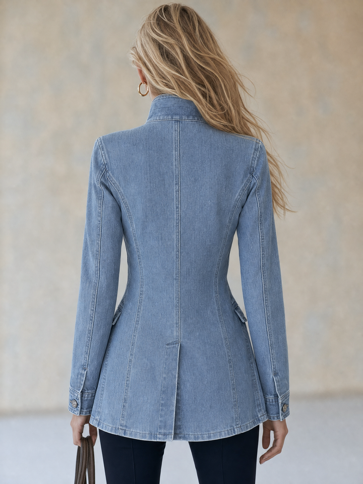 Denimjakke til kvinder i militærstil med to rækker sølvknapper