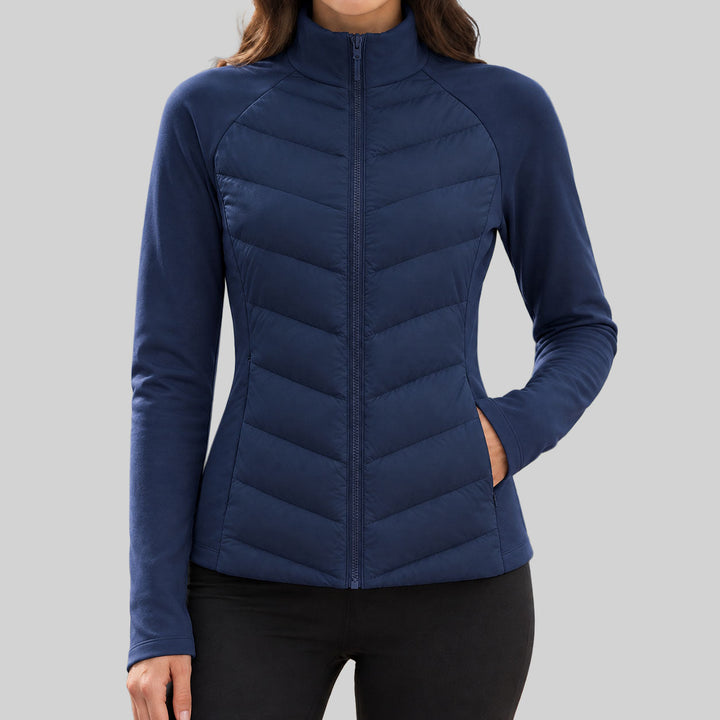 Damenjacke mit hohem Kragen, Reißverschluss und Chevron-Steppung