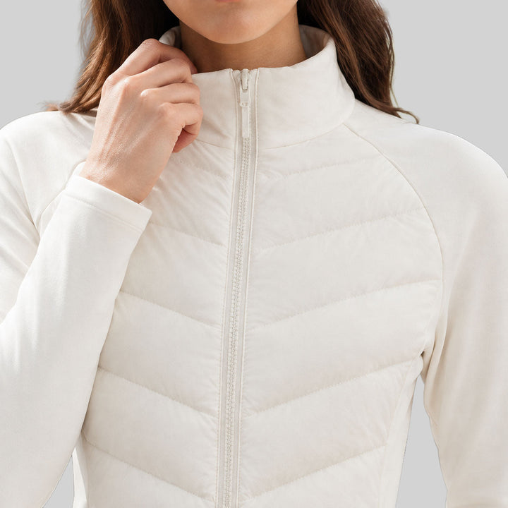 Damenjacke mit hohem Kragen, Reißverschluss und Chevron-Steppung