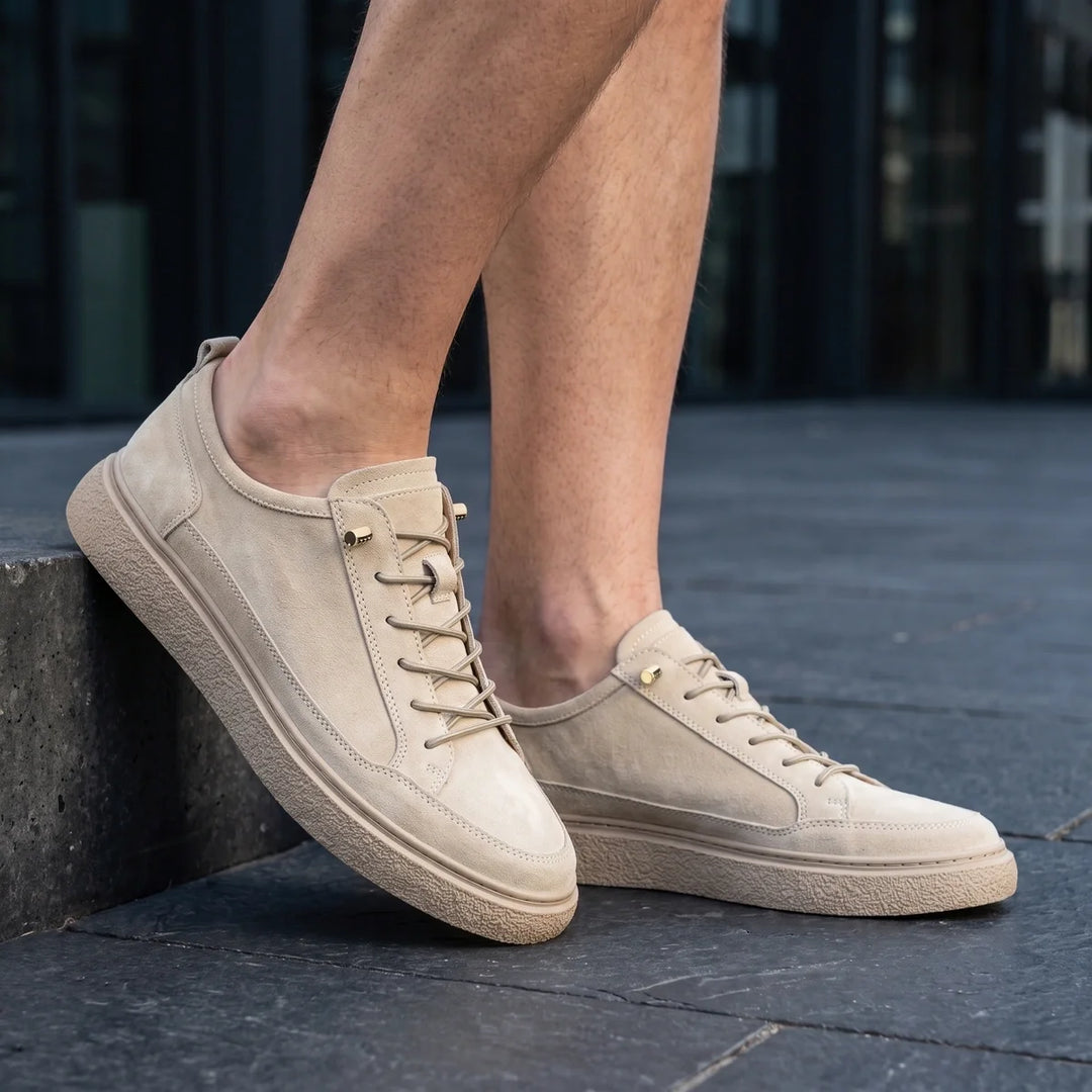 Sneakers i ægte ruskind til herrer med snørebånd og krepsål