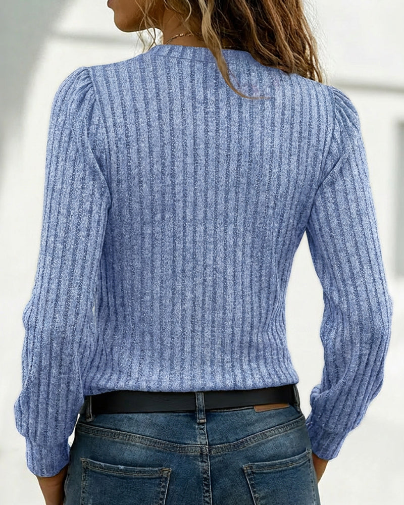 Gerippter Damenpullover mit asymmetrischem V-Ausschnitt und Knöpfen