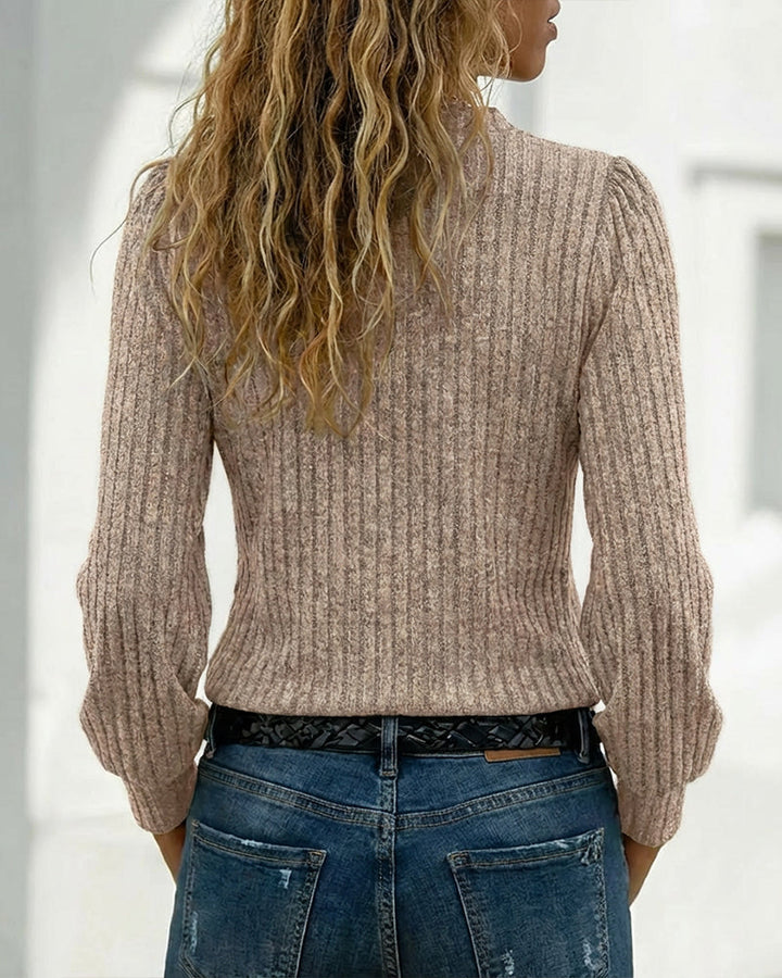 Gerippter Damenpullover mit asymmetrischem V-Ausschnitt und Knöpfen
