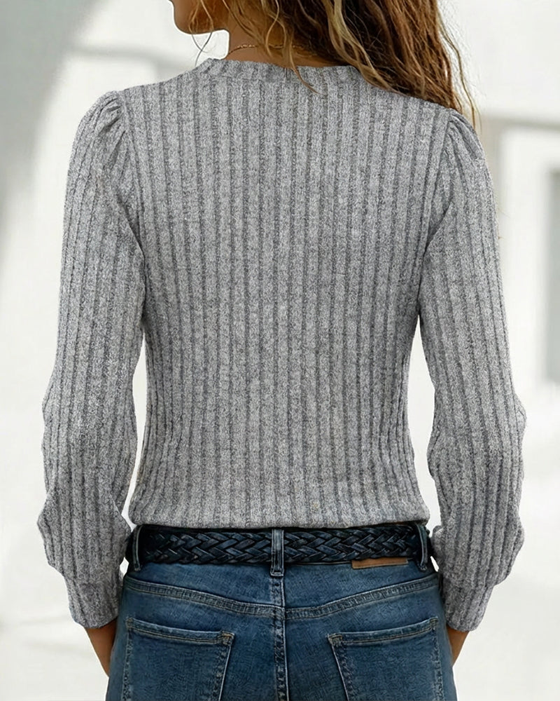 Gerippter Damenpullover mit asymmetrischem V-Ausschnitt und Knöpfen