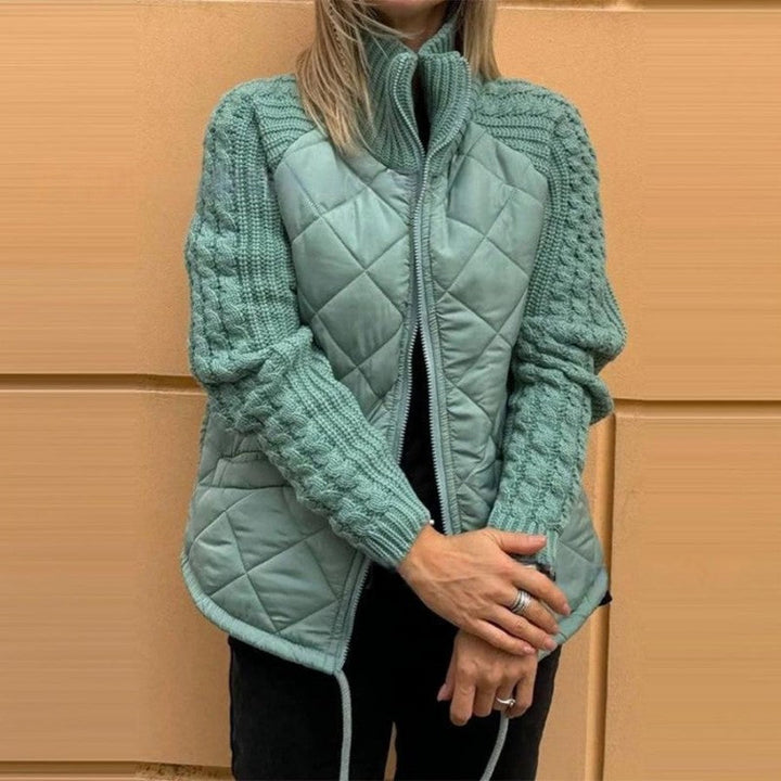 Leichte wattierte Jacke für Damen mit Strickstoff und Kordelzug