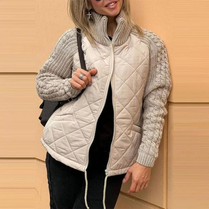 Leichte wattierte Jacke für Damen mit Strickstoff und Kordelzug